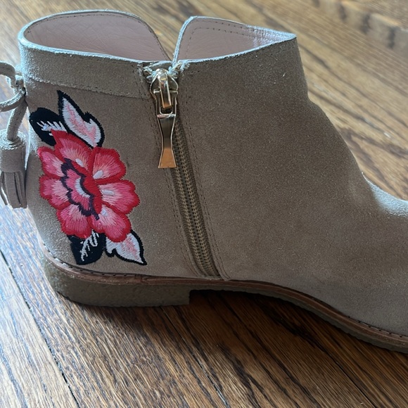 KATE SPADE BELLVILLE FLORAL EMBROIDERED TAN SUEDE DESERT BOOTS SIZE 9.5 - Picture 6 of 10